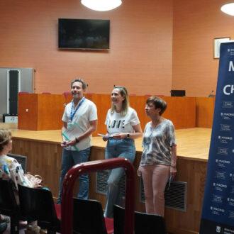 Estrada acompañada de los asesores frente a los mayores