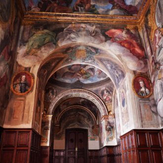Interior del Oratorio de la Casa de la Villa con frescos religiosos en los frescos del techo y las paredes