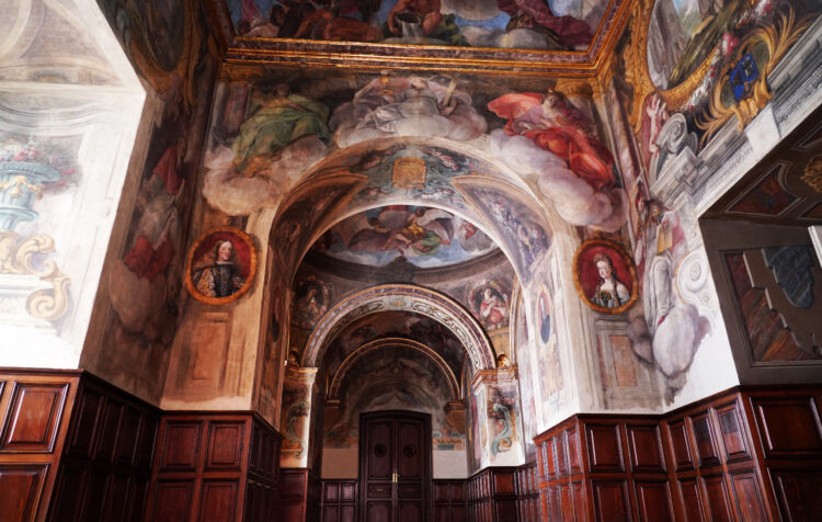 Interior del Oratorio de la Casa de la Villa con frescos religiosos en los frescos del techo y las paredes