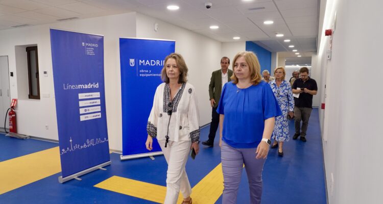 La vicealcaldesa, Inma Sanz; la delegada de Obras y Equipamientos, Paloma García Romero; y la concejala de Salamanca, Cayetana Hernández de la Riva; durante su visita a la nueva OAC del barrio
