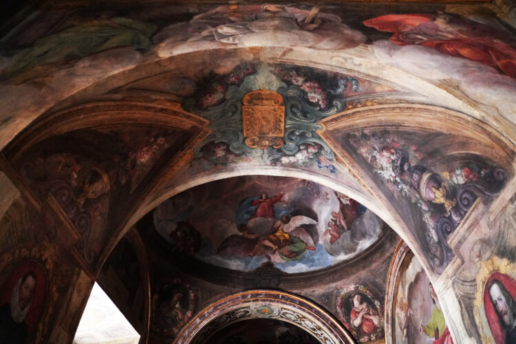 Imagen de la bóveda central del Oratorio con la imagen de la virgen en el centro