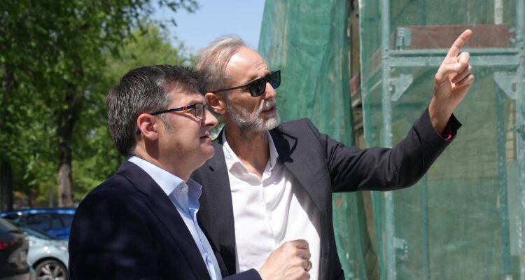 El delegado de Políticas de Vivienda y presidente de EMVS Madrid, Álvaro González, durante su visita a las obras de rehabilitación urbana que EMVS Madrid está realizando en el ARRUR Poblado Dirigido de Fuencarral