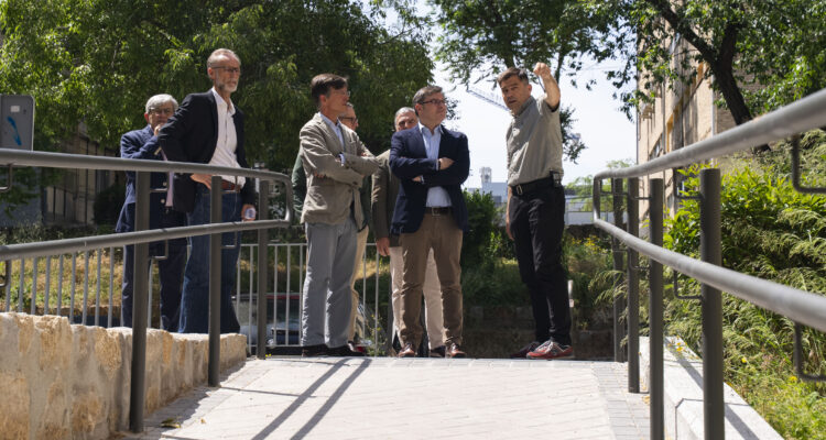 El delegado de Políticas de Vivienda y presidente de EMVS Madrid, Álvaro González, junto al concejal de FUencarral-El Pardo, José Antonio Martínez Páramo, durante su visita a las obras de rehabilitación urbana que EMVS Madrid está realizando en el ARRUR Poblado Dirigido de Fuencarral