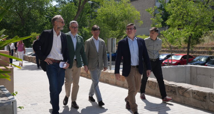 El delegado de Políticas de Vivienda y presidente de EMVS Madrid, Álvaro González, junto al concejal de FUencarral-El Pardo, José Antonio Martínez Páramo, durante su visita a las obras de rehabilitación urbana que EMVS Madrid está realizando en el ARRUR Poblado Dirigido de Fuencarral