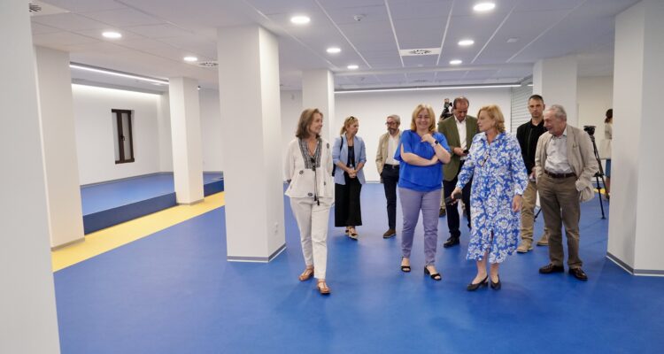 La vicealcaldesa, Inma Sanz; la delegada de Obras y Equipamientos, Paloma García Romero; y la concejala de Salamanca, Cayetana Hernández de la Riva; durante su visita a la nueva OAC del barrio