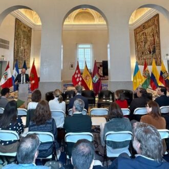 Fernández, durante su encuentro con representantes de países en los que el Consistorio madrileño lleva a cabo proyectos de cooperación