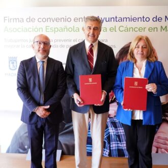 Sanz, en el acto de firma del convenio entre el Ayuntamiento y la AECC, celebrado este martes en las oficinas de la asociación