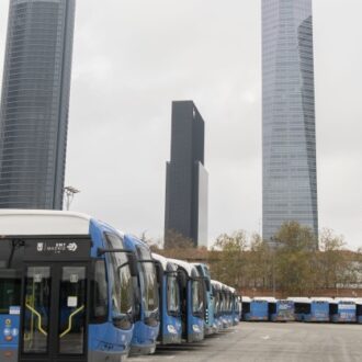 Buses de EMT Madrid al pie de las Cuatro Torres
