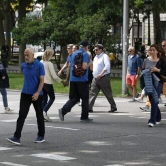 Imagen de archivo de viandantes por el paseo del Prado
