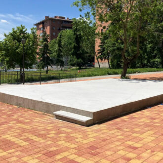 Esplanada reformada del nuevo espacio en pan bendito con una plataforma en un parque