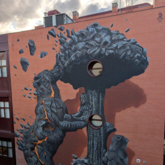 Detalle del mural de Diego As con la imagen de dos osos y un madroño en la fachada del Centro de Mayores Issac Rabin