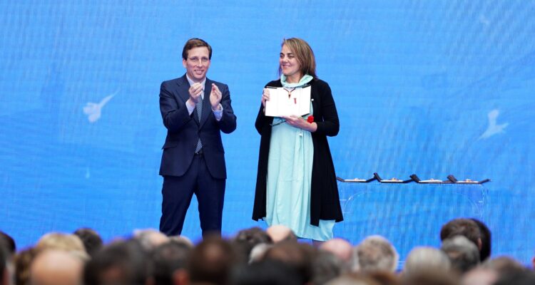 El alcalde junto a María Rueda, copropietaria de Almacenes Pontejos