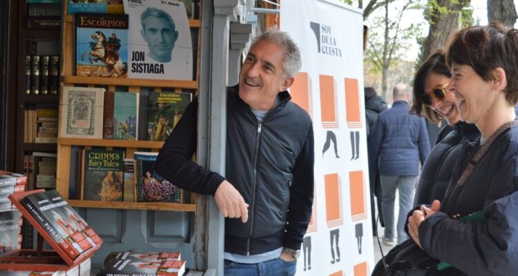 El periodista Jon Sistiaga, durante una firma de libros en la Cuesta de Moyano