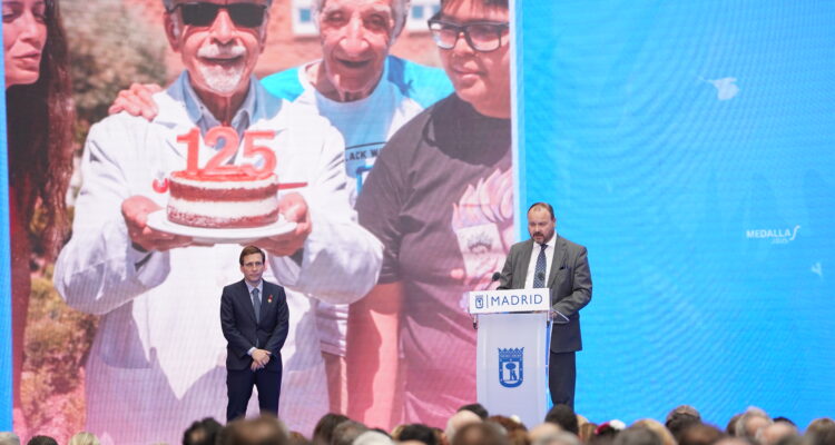 El presidente del Instituto San José, Javier Lapostora, se dirige a los asistentes