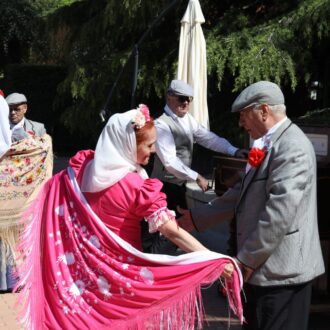 Personas ataviadas con trajes típicos de Madrid bailan el chotis en las fiestas de San Isidro
