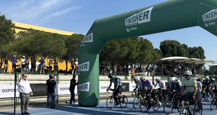 Un hombre dando el pistoletazo de salida de una carrera ciclista