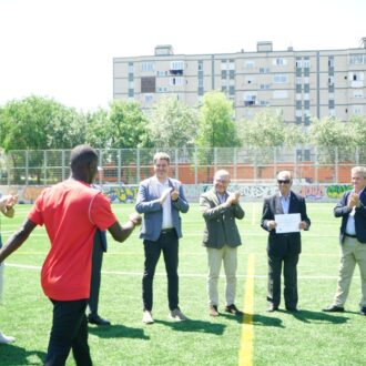 El delegado de Políticas Sociales, Familia e Igualdad, José Fernández, en la entrega de los diplomas a los participantes en el programa municipal de Apoyo Socioeducativo y Prelaboral para Adolescentes y Jóvenes (ASPA)