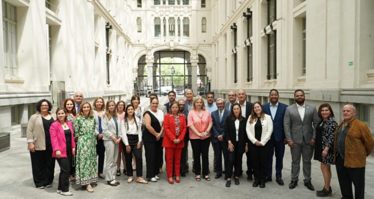 Inma Sanz con responsables municipales y la delegación latinoamericana