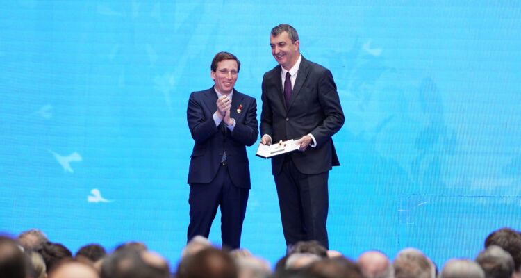 Javier Guillén, director general de la Vuelta a España, con el alcalde