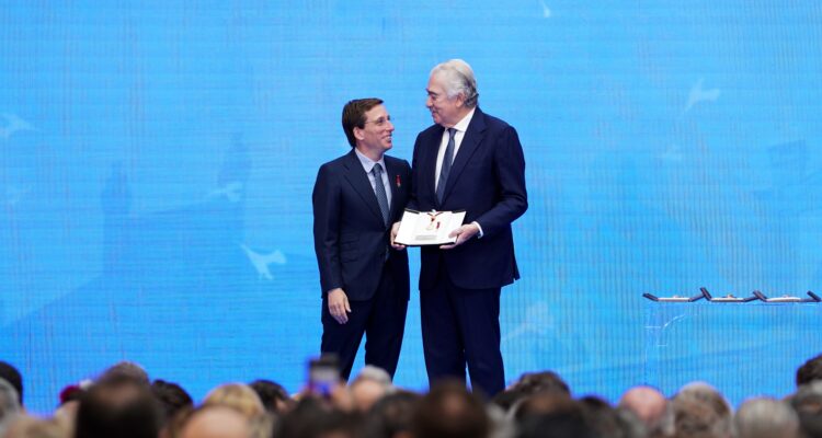 José Bogas conversa con el alcalde al recoge la medalla de Endesa