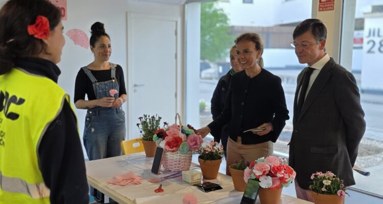 Los concejales ven la actividad de arreglos florales