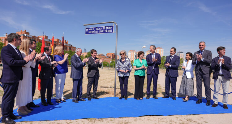 Acto de descubrimiento de la placa que da nombre al parque Alcalde de Madrid José Luis Álvarez y Álvarez