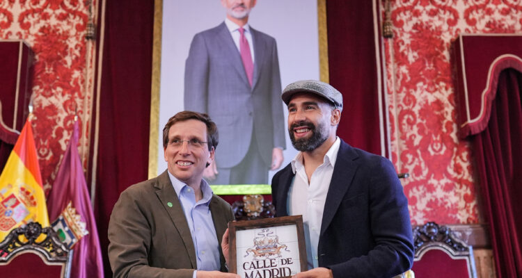 El alcalde de Madrid, José Luis Martínez-Almeida entrega a Dani Carvajal la clásica parpusa de chulapo y un azulejo conmemorativo