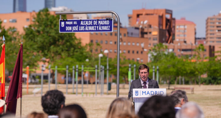 Acto de descubrimiento de la placa que da nombre al parque Alcalde de Madrid José Luis Álvarez y Álvarez