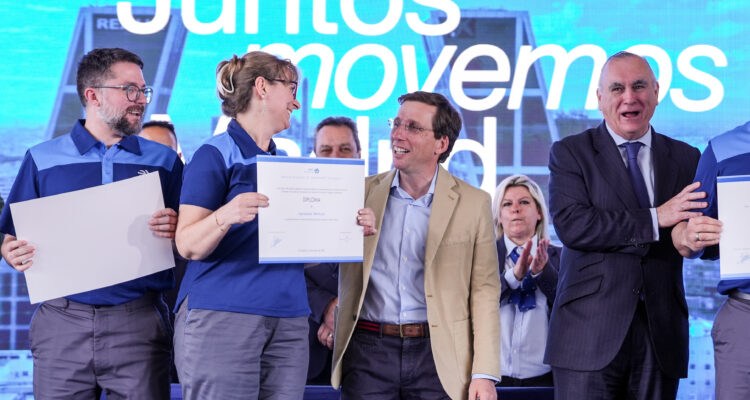 El alcalde, José Luis Martínez-Almeida, durante la entrega de diplomas a los 121 nuevos conductores de EMT Madrid