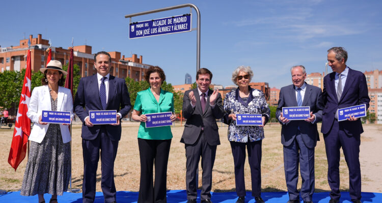 Acto de descubrimiento de la placa que da nombre al parque Alcalde de Madrid José Luis Álvarez y Álvarez