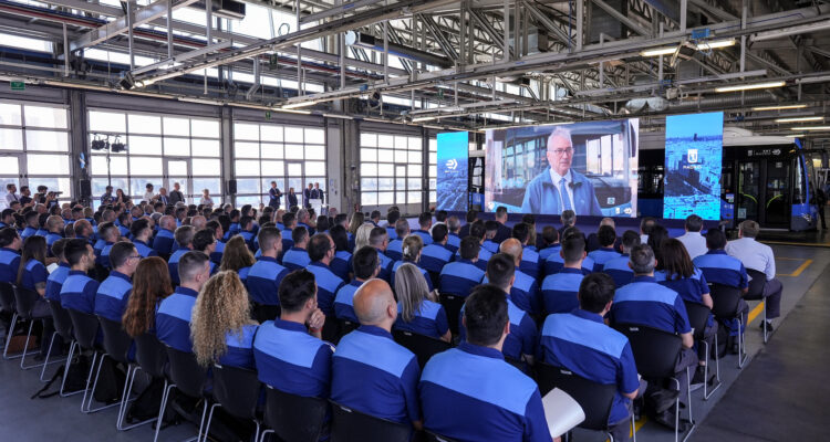 Entrega de diplomas a los 121 nuevos conductores de EMT Madrid