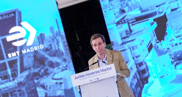 El alcalde, José Luis Martínez-Almeida, durante la entrega de diplomas a los 121 nuevos conductores de EMT Madrid