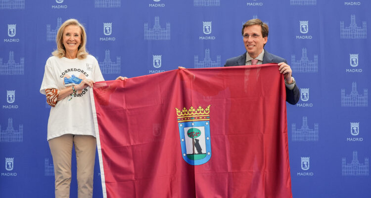 Recepción de los Corredores Solidarios en Cibeles