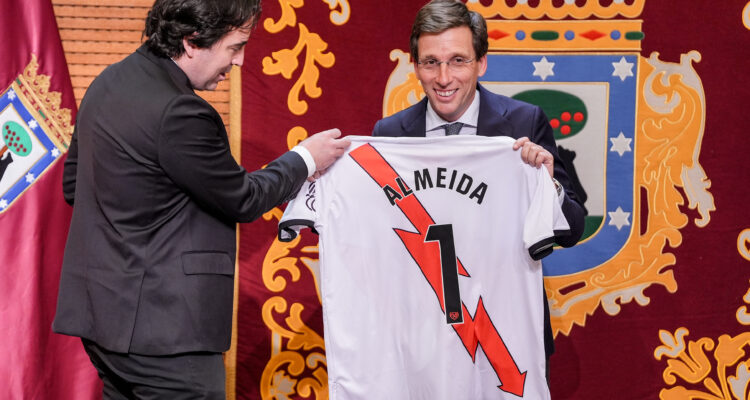 El presidente del Rayo, Raúl Martín, entrega una camiseta al alcalde, Masrtínez-Almeida