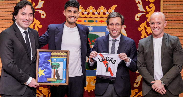 El alcalde posa con el presidente del club y sus dos capitanes, Oscar Valentín e Isi Palazón