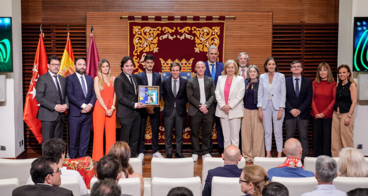 Foto de familia con los jugadores, Junta Directiva y concejales