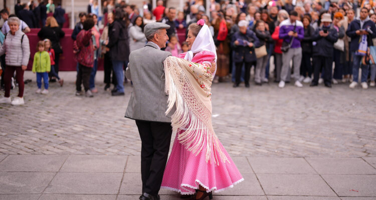 Pareja bailando un chotis mientras da comienzo el pregón