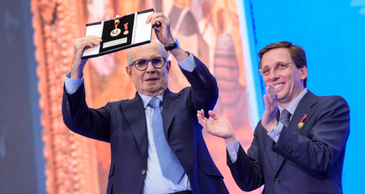 Pérez Simón muestra su Medalla de Honor de Madrid