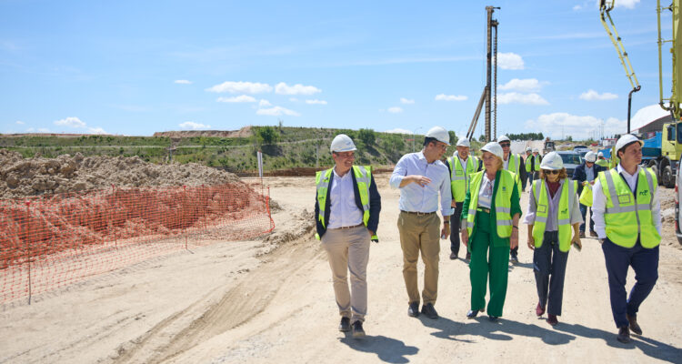 La delegada de Obras y Equipamientos, Paloma García Romero, durante su visita a la futura Ciudad del Deporte