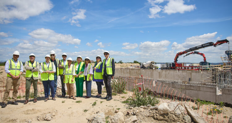 Foto de familia de la delegada de Obras y Equipamientos, Paloma García Romero, durante su visita a la futura Ciudad del Deporte