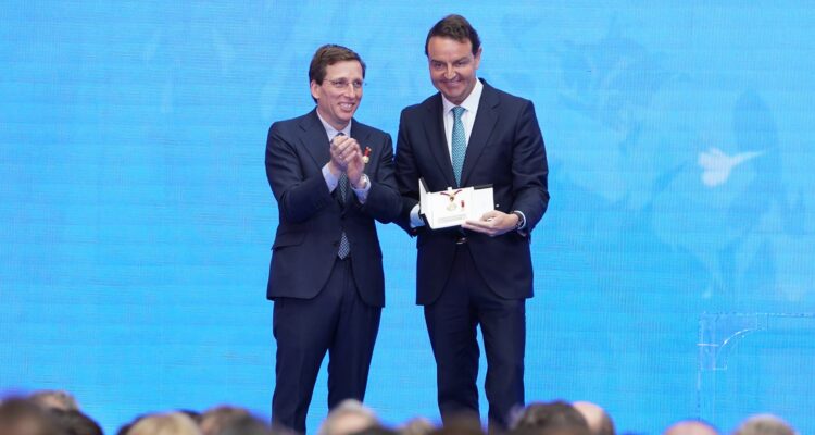 Rafael Garrido recibe la medalla para la empresa gestora del coso de Las Ventas
