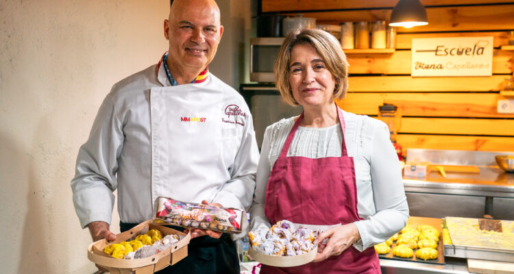 Rivera de la Cruz junto al maestro de la Escuela de Repostería y Cocina Viena Capellanes