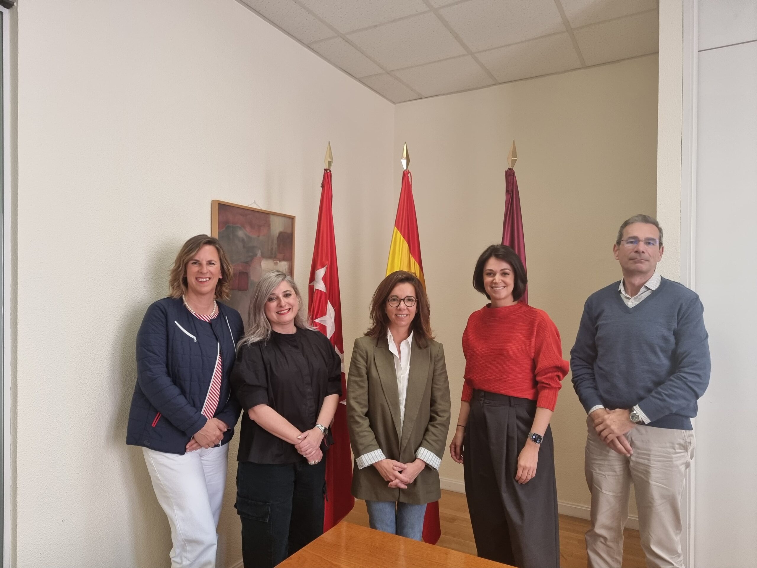 Gómez-Angulo y Guerrero en la Junta Municipal de Tetuán, acompañadas de miembros de la junta del distrito