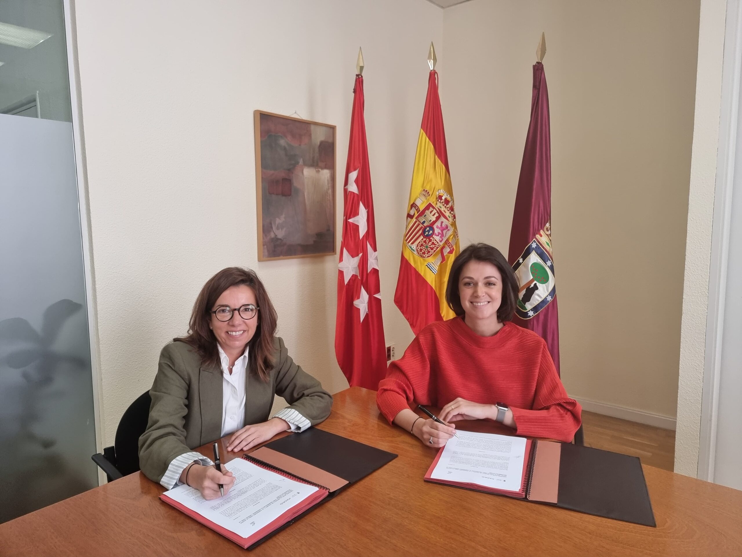 La concejala de Tetuán, Paula Gómez-Angulo, y la presidenta del patronato de la Fundación para la Acción Social por la Música, María Guerrero, en la firma del convenio de colaboración en la junta municipal del distrito