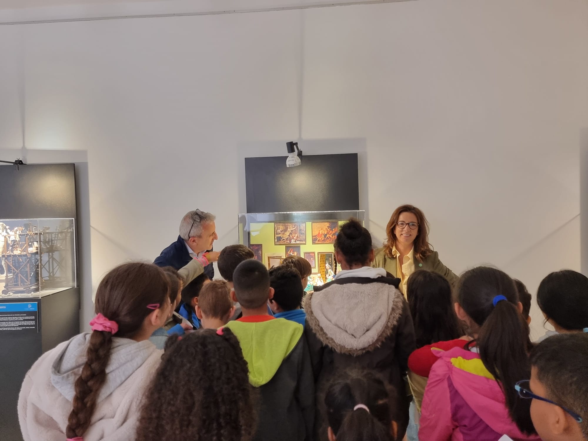 Gómez-Angulo y Antón García en la exposición junto a los niños del CEIP Pío XII