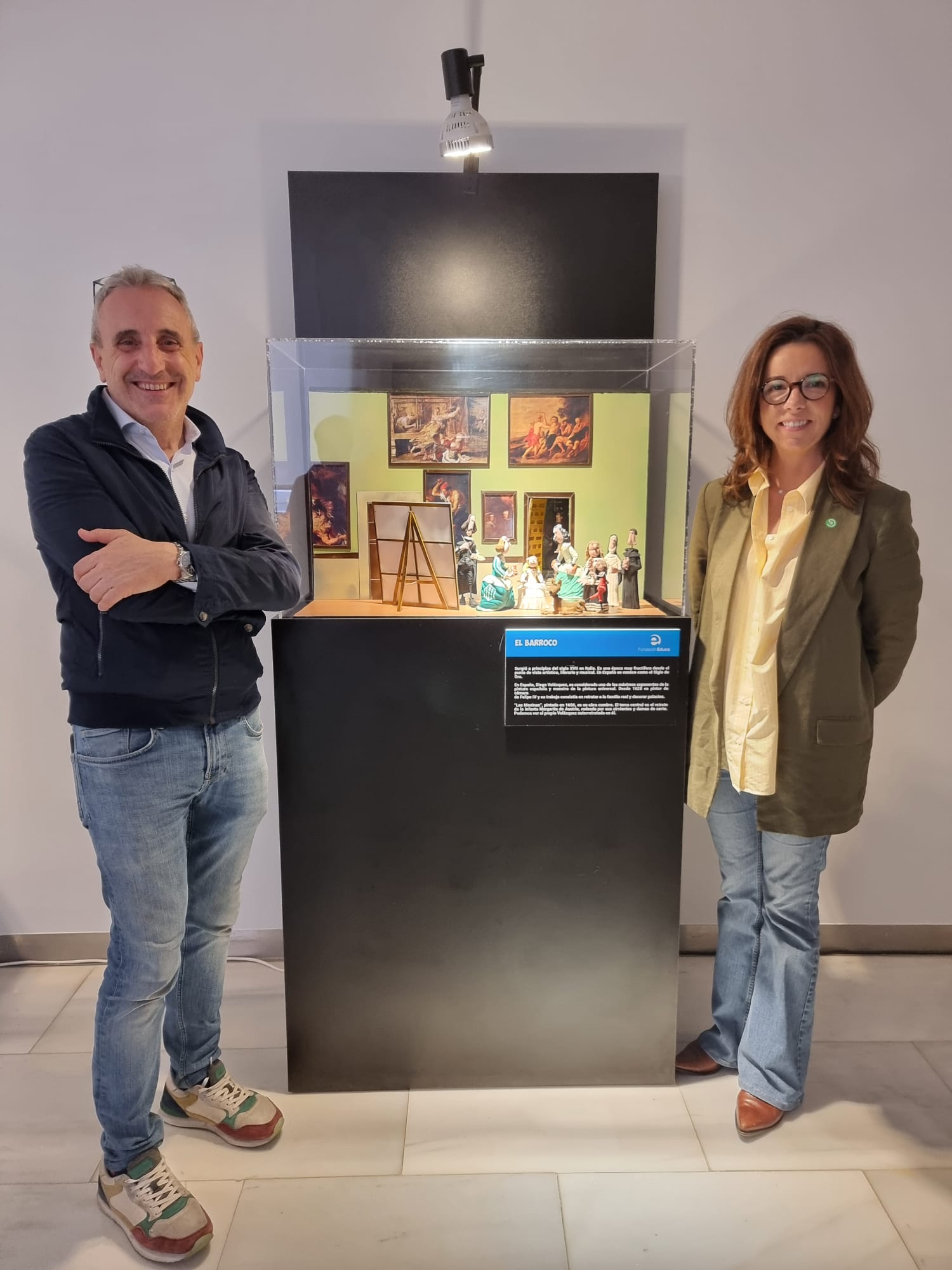 La concejala de Tetuán, Paula Gómez-Angulo, junto a Javier Antón García, uno de los creadores de la exposición