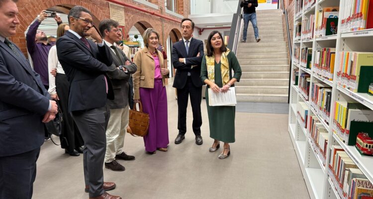 La delegada de Cultura, Turismo y Deporte junto al concejal de Fuencarral-El Pardo y diplomáticos de países lusófonos viendo el fondo bibliográfico en lengua portuguesa de la BPM José Saramago