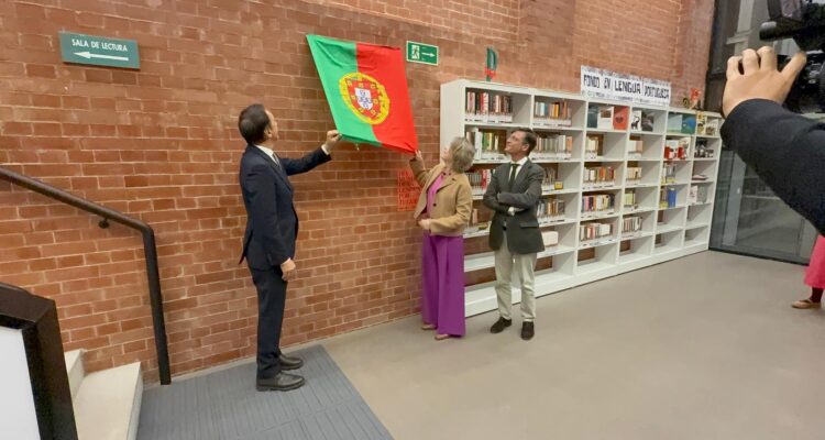 El embajador de Portugal, la delegada de Cultura, Turismo y Deporte y el concejal de Fuencarral-El Pardo descubriendo una placa en la BPM José Saramago