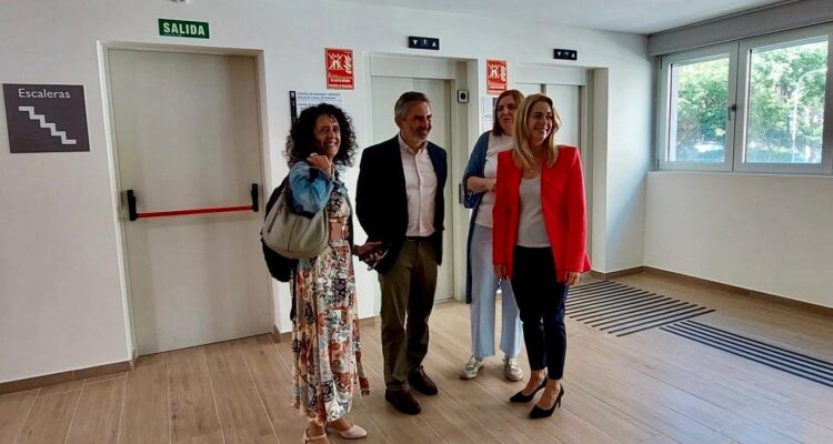 Un grupo de personas andando dentro de un edificio dónde se desarrolla el programa 'Camino al empleo'