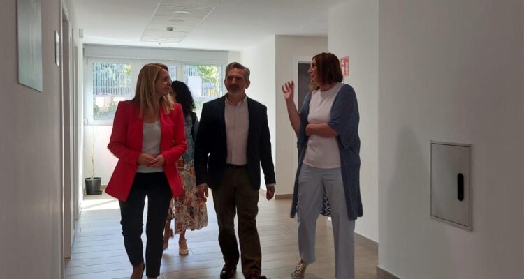 Un grupo de personas andando dentro de un edificio dónde se desarrolla el programa 'Camino al empleo'